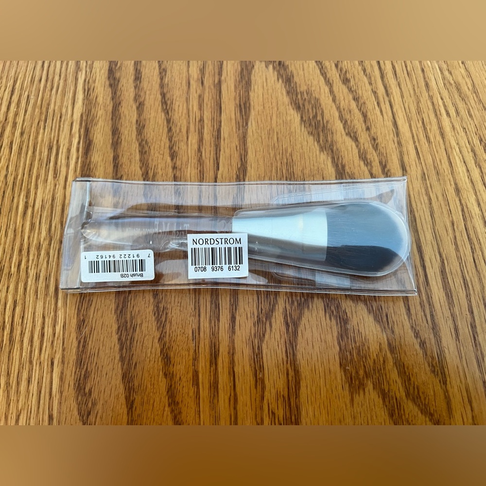 Trish McEvoy 28 Sheer Brush
